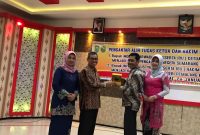 Bupati Mursini dan Ny Emi Safitri menyerahkan cnderamata kepada mantan Ketua Pengadilan Negeri Rengat, Moh Sutarwadi dalam acara pisah sambut Selasa (24/1/2017) malam