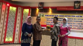 Bupati Mursini dan Ny Emi Safitri menyerahkan cnderamata kepada mantan Ketua Pengadilan Negeri Rengat, Moh Sutarwadi dalam acara pisah sambut Selasa (24/1/2017) malam