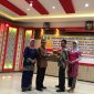 Bupati Mursini dan Ny Emi Safitri menyerahkan cnderamata kepada mantan Ketua Pengadilan Negeri Rengat, Moh Sutarwadi dalam acara pisah sambut Selasa (24/1/2017) malam