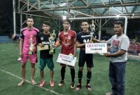 Herlizon(BPD desa Koto Taluk) menyerahkan hadiah kepada Kapten REMAKO SamIl FC