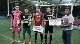 Herlizon(BPD desa Koto Taluk) menyerahkan hadiah kepada Kapten REMAKO SamIl FC