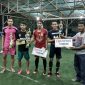 Herlizon(BPD desa Koto Taluk) menyerahkan hadiah kepada Kapten REMAKO SamIl FC