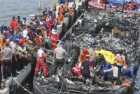 Petugas mencari korban dalam kapal fery Zahro Express yang terbakar (foto KKC/VOA Indonesia/AP/Rhana Ananda)