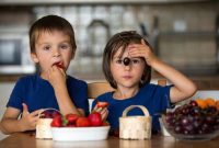 Ilustrasi anak makan buah (tatyana_tomsickova/Thinkstock)