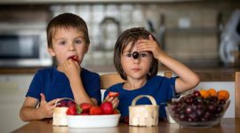 Ilustrasi anak makan buah (tatyana_tomsickova/Thinkstock)