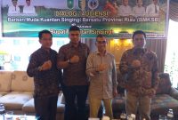 Ketua BMKB Edi Chandra dan tokoh penggagas BMKB Imran Chaniago, Syafriadi berpose bersama Bupati H.Mursini usai acara audiensi di Arya Duta Hotel Kamis malam (foto Istimewa)