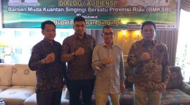 Ketua BMKB Edi Chandra dan tokoh penggagas BMKB Imran Chaniago, Syafriadi berpose bersama Bupati H.Mursini usai acara audiensi di Arya Duta Hotel Kamis malam (foto Istimewa)