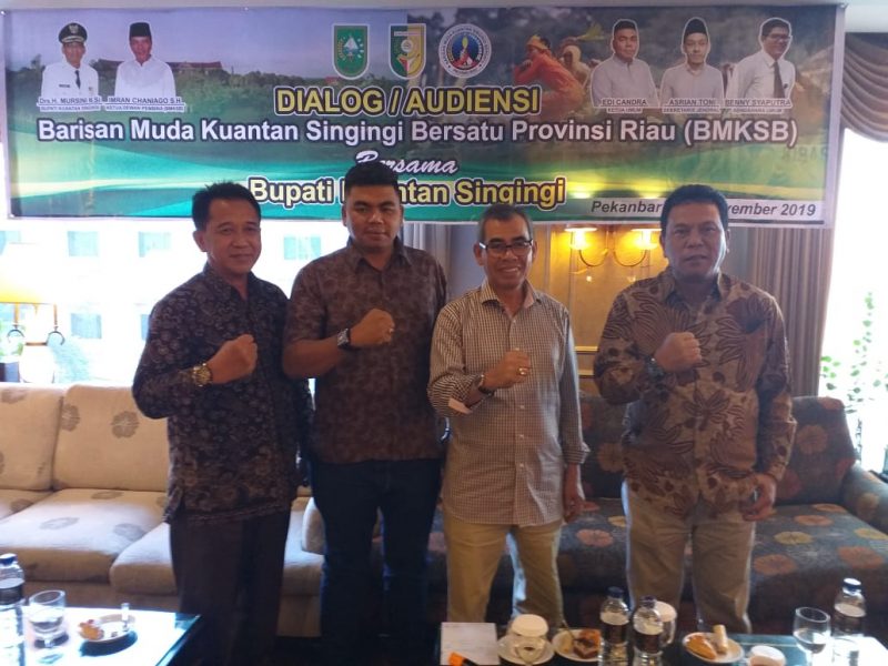 Ketua BMKB Edi Chandra dan tokoh penggagas BMKB Imran Chaniago, Syafriadi berpose bersama Bupati H.Mursini usai acara audiensi di Arya Duta Hotel Kamis malam (foto Istimewa)