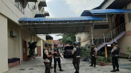 Sejumlah anggota Brimob Polda Riau bersenjata laras panjang berjaga-jaga di lokasi saat dilakukan penggeldahan ruko DH (Foto : GATRA/Virda/ar) 