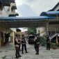 Sejumlah anggota Brimob Polda Riau bersenjata laras panjang berjaga-jaga di lokasi saat dilakukan penggeldahan ruko DH (Foto : GATRA/Virda/ar) 