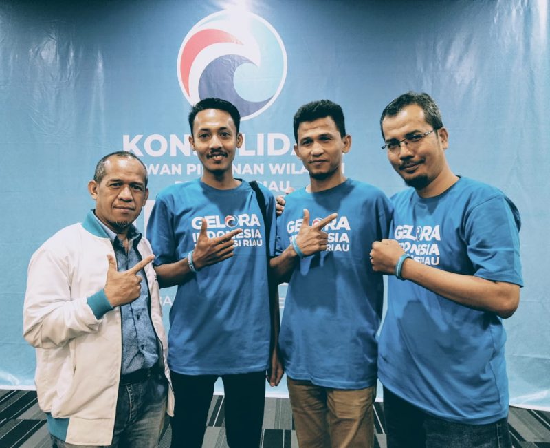 Ketua DPD Partai Gelora Kuansing Wahyu Diputra dan Sekretaris Herri Arwandi diapit Ketua DPW Gelora Riau Nurdin SE,Ak dan Sekretaris Iskandar S.Si (foto dokumentasi)