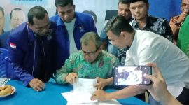 Bupati H.Mursini menandatangani berkas pendaftaran calon Pilkada di Sekretariat Partai Demokrat Kuansing, Jumat (15/11/2019) malam. (foto Istimewa)