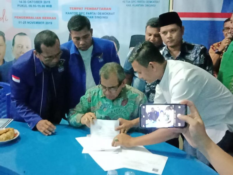 Bupati H.Mursini menandatangani berkas pendaftaran calon Pilkada di Sekretariat Partai Demokrat Kuansing, Jumat (15/11/2019) malam. (foto Istimewa)