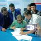 Bupati H.Mursini menandatangani berkas pendaftaran calon Pilkada di Sekretariat Partai Demokrat Kuansing, Jumat (15/11/2019) malam. (foto Istimewa)