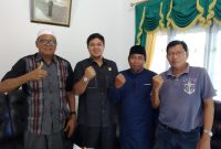Andi Putra bersama H.Rofingi diapit tokoh masyarakat Jawa Kuansing H.Salam dan Sekretaris Partai Golkar Kuansing Masdar (foto Istimewa)