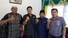 Andi Putra bersama H.Rofingi diapit tokoh masyarakat Jawa Kuansing H.Salam dan Sekretaris Partai Golkar Kuansing Masdar (foto Istimewa)
