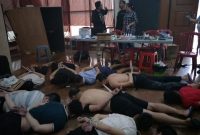 Polda Metro Jaya menggerebek sebuah rumah di Jalan Regency Kebon Jeruk, Perumahan Kebon Jeruk Blok B, Kebon Jeruk, Jakarta Barat pada Senin (25/11/2019). Para tersangka kemudian dikumpulkan dalam satu ruangan guna penyidikan lebih lanjut. (Foto Kompas.com/ RINDI NURIS VELAROSDELA)
