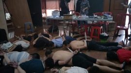 Polda Metro Jaya menggerebek sebuah rumah di Jalan Regency Kebon Jeruk, Perumahan Kebon Jeruk Blok B, Kebon Jeruk, Jakarta Barat pada Senin (25/11/2019). Para tersangka kemudian dikumpulkan dalam satu ruangan guna penyidikan lebih lanjut. (Foto Kompas.com/ RINDI NURIS VELAROSDELA)
