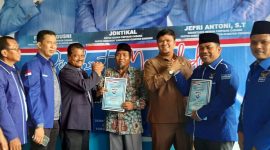 Pasangan Andi Putra - Rofingi menyerahkan berkas pendaftaran sebagai pasangan calon Pilkada di Sekretariat Partai Demokrat Kuansing, Rabu (13/11/2019) sekitar pukul 14.00 wib (Foto istimewa)