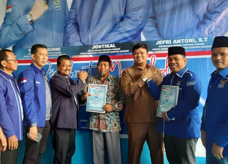 Pasangan Andi Putra - Rofingi menyerahkan berkas pendaftaran sebagai pasangan calon Pilkada di Sekretariat Partai Demokrat Kuansing, Rabu (13/11/2019) sekitar pukul 14.00 wib (Foto istimewa)