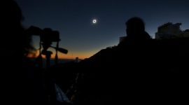 Suasana gelap menyelimuti saat terjadi Gerhana matahari di Coquimbo, Cile, Selasa, 2 Juli 2019.(REUTERS/Rodrigo)