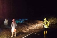Longsor di Koto Marapak, Kabupaten Limapuluh Kota, Sumbar Sabtu malam tadi, membuat ruas jalan Sumbar -Riau lumpuh total (Foto Singgalang)