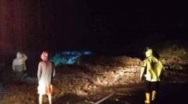 Longsor di Koto Marapak, Kabupaten Limapuluh Kota, Sumbar Sabtu malam tadi, membuat ruas jalan Sumbar -Riau lumpuh total (Foto Singgalang)