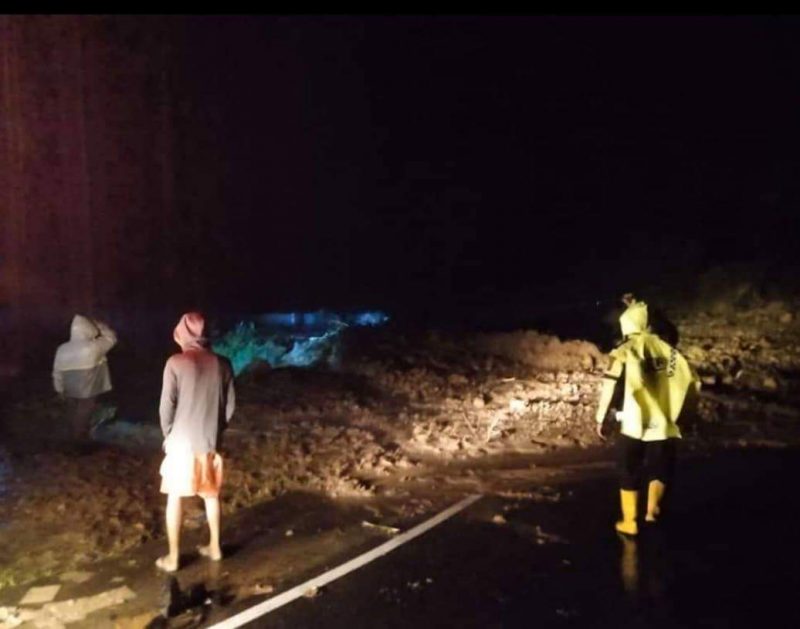 Longsor di Koto Marapak, Kabupaten Limapuluh Kota, Sumbar Sabtu malam tadi, membuat ruas jalan Sumbar -Riau lumpuh total (Foto Singgalang)