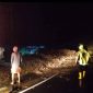 Longsor di Koto Marapak, Kabupaten Limapuluh Kota, Sumbar Sabtu malam tadi, membuat ruas jalan Sumbar -Riau lumpuh total (Foto Singgalang)