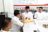 Fahdiansyah Ukup saat menyampaikan berkas pendafataran di Sekretariat Partai Gerindra Kuansing Kamis (14/11/2019) malam. (Foto Istimewa)