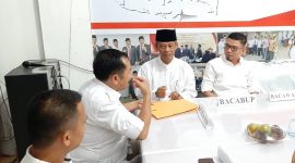 Fahdiansyah Ukup saat menyampaikan berkas pendafataran di Sekretariat Partai Gerindra Kuansing Kamis (14/11/2019) malam. (Foto Istimewa)