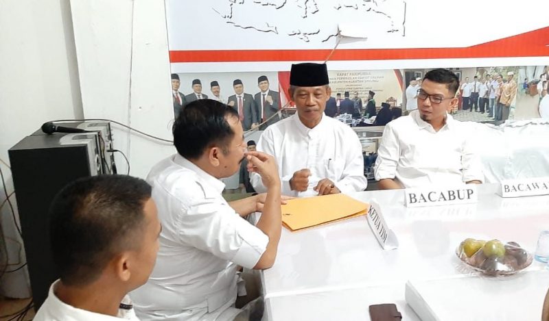 Fahdiansyah Ukup saat menyampaikan berkas pendafataran di Sekretariat Partai Gerindra Kuansing Kamis (14/11/2019) malam. (Foto Istimewa)