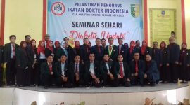 Ketua Umum IDI Kuantan Singingi dr Fahdiansyah Ukup SPOG dilantik bersaama pengurus IDI periode 2019-2022 (Foto KuansingKita)