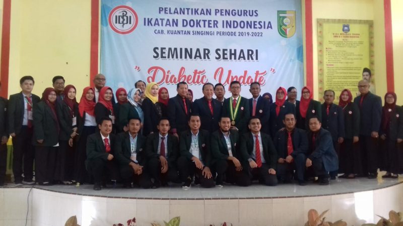 Ketua Umum IDI Kuantan Singingi dr Fahdiansyah Ukup SPOG dilantik bersaama pengurus IDI periode 2019-2022 (Foto KuansingKita)