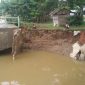 Bantaran muara Sungai Parit Desa Koto Taluk mengalami abrasi. Akibatnya loneng bagian bawah jembatan menuju Taman Kota Pulau Bungi ambrol  (Foto istimewa)
