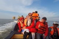 KuansingKita bersama Ketua PWI Riau saat berkunjung ke Anjungan Lepas Pantai "Lalang Production LP Platform" di Sungai Apit, Kabupaten Siak (Foto Dokumentasi PWI Riau)