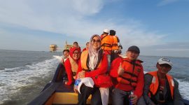 KuansingKita bersama Ketua PWI Riau saat berkunjung ke Anjungan Lepas Pantai 