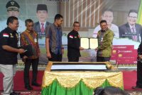 Bupati H.Mursini dan Pimpinan Bank Riau Kepri Deny Mulya Akbar tandatangani Mou Kamis (19/12/2019) siang tadi (Foto KuansingKita)