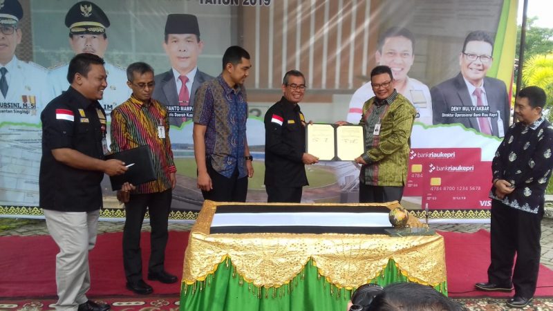 Bupati H.Mursini dan Pimpinan Bank Riau Kepri Deny Mulya Akbar tandatangani Mou Kamis (19/12/2019) siang tadi (Foto KuansingKita)