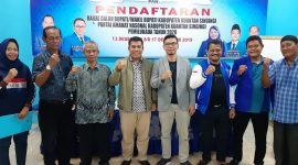 Di ujung waktu yang tersisa, pasangan Fahdiansyah Ukup - Jon Tikal mendaftar di Tim Penjaringan PAN Kuansing (Foto Istimewa)