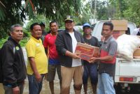 Ketua DPRD Kuansing Andi Outra serah bantuan untuk warga korban banjir (Foto Istimewa)