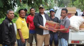Ketua DPRD Kuansing Andi Outra serah bantuan untuk warga korban banjir (Foto Istimewa)