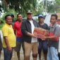 Ketua DPRD Kuansing Andi Outra serah bantuan untuk warga korban banjir (Foto Istimewa)
