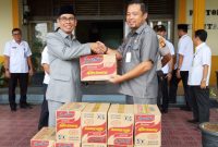 Bupati H.Mursini serahkan bantuan untuk warga korban banjir di wilayah Kuantan Tengah (Foto Istimewa)