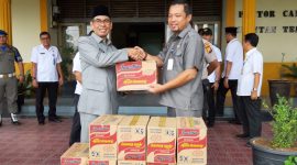 Bupati H.Mursini serahkan bantuan untuk warga korban banjir di wilayah Kuantan Tengah (Foto Istimewa)