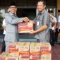 Bupati H.Mursini serahkan bantuan untuk warga korban banjir di wilayah Kuantan Tengah (Foto Istimewa)