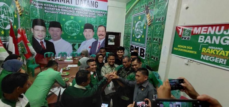 H.Mursini dan Indra Putra alias Kota saat mendaftar di PKB Sabtu (30/11/2019) malam (Foto Istimewa)