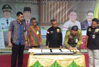 Bupati Mursini dan Direktur Bak RiauKepri , Deny Mulya Akbar menandatangani naskah MoU  beberapa pekan lampau (Foto KuansingKita)