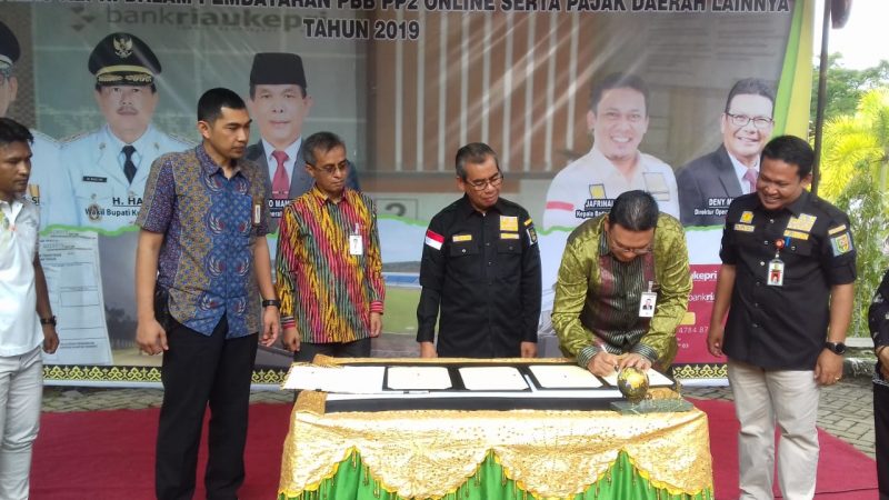 Bupati Mursini dan Direktur Bak RiauKepri , Deny Mulya Akbar menandatangani naskah MoU  beberapa pekan lampau (Foto KuansingKita)