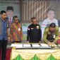 Bupati Mursini dan Direktur Bak RiauKepri , Deny Mulya Akbar menandatangani naskah MoU  beberapa pekan lampau (Foto KuansingKita)